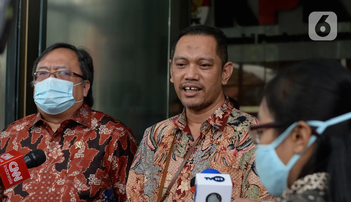 Menristek Bambang Brodjonegoro berjalan bersama Wakil Ketua KPK Nurul Ghufron menjawab pertanyaan wartawan usai melakukan pertemuan di gedung KPK, Jakarta, Selasa (16/6/2020). Pertemuan membahas mengenai hal terkait pendanaan penelitian riset teknologi inovasi. (merdeka.com/Dwi Narwoko)