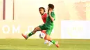<p>Pemain Timnas Indonesia U-20, Ronaldo Kwateh melepaskan umpan yang berusaha dihalangi pemain Irak U-20, Charbel Awni Shamoon pada laga matchday pertama Grup A Piala Asia U-20 2023 di Lokomotiv Stadium, Tashkent, Uzbekistan, Rabu (1/3/2023). (the-afc.com)</p>