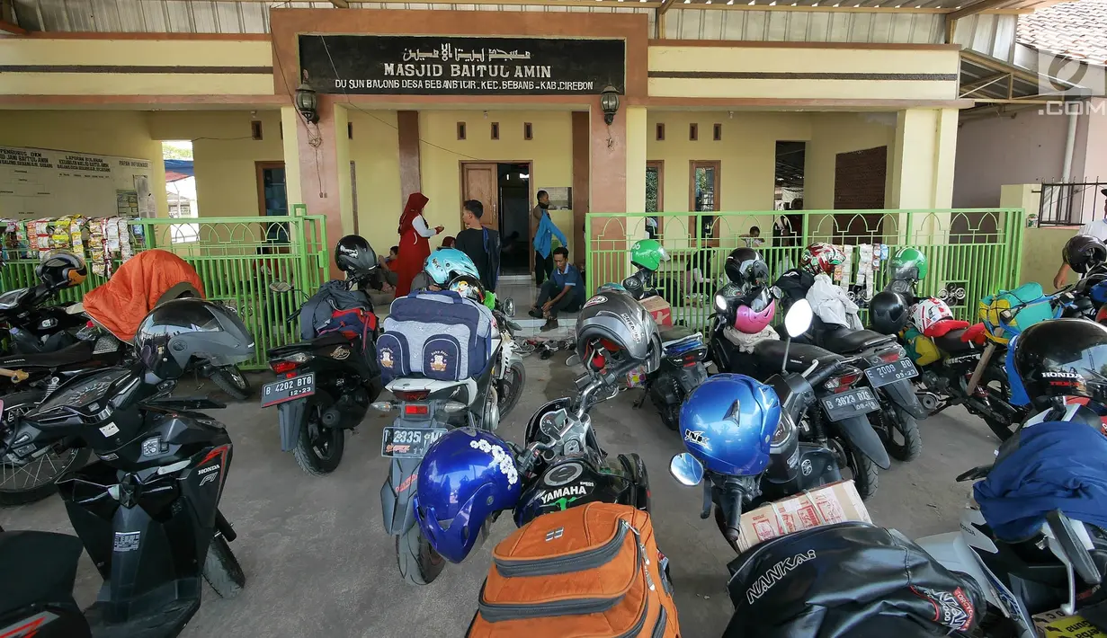 Pemudik sepeda motor beristirahat di sebuah masjid di Jalur Puntura, Jawa Barat, Minggu (2/6/2019). Masjid dan warung pinggir jalan jadi lokasi favorit pemudik sepeda motor melepas lelah saat melintasi Jalur Pantura (Liputan6.com/Herman Zakharia)