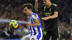 Gelandang Real Madrid Dani Ceballos berebut bola dnegan penyerang Real Sociedad  Mikel Oyarzabal pada pekan ke-33 Liga Spanyol 2022/2023 di Reale Arena, Rabu (3/5/2023) WIB.  (AP Photo/Alvaro Barrientos)