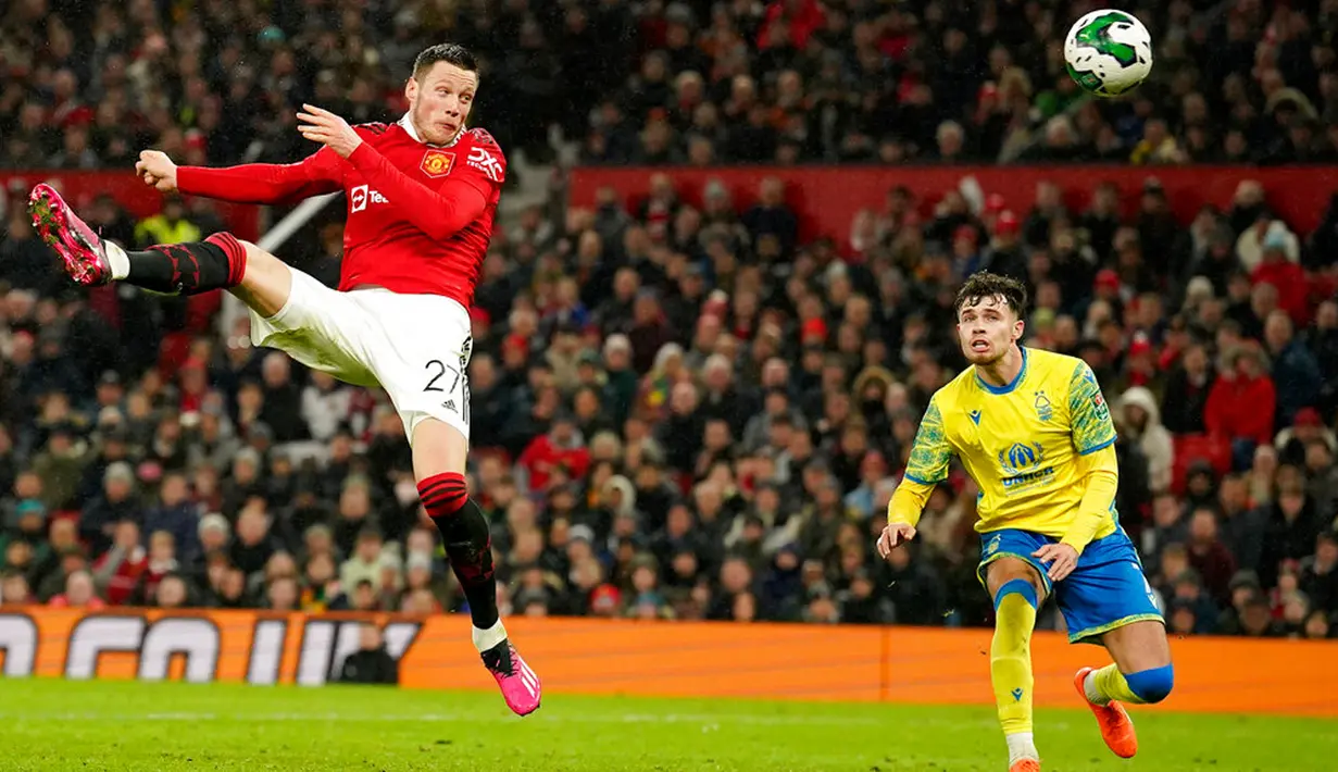 Pemain Manchester United Wout Weghorst menyundul bola saat melawan Nottingham Forest pada pertandingan sepak bola leg kedua semifinal Piala Liga Inggris di Old Trafford, Manchester, Inggris, 1 Februari 2023. Manchester United melaju ke final Piala Liga Inggris usai mengalahkan Nottingham Forest dengan skor 3-0 pada leg pertama dan 2-0 pada leg kedua. (AP Photo/Dave Thompson)