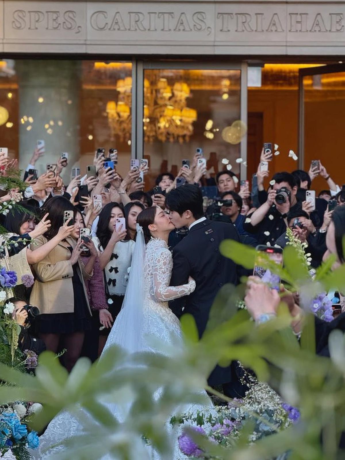 7 Potret Pernikahan Ailee dan Choi Si Hun yang Mengharukan dan Mewah