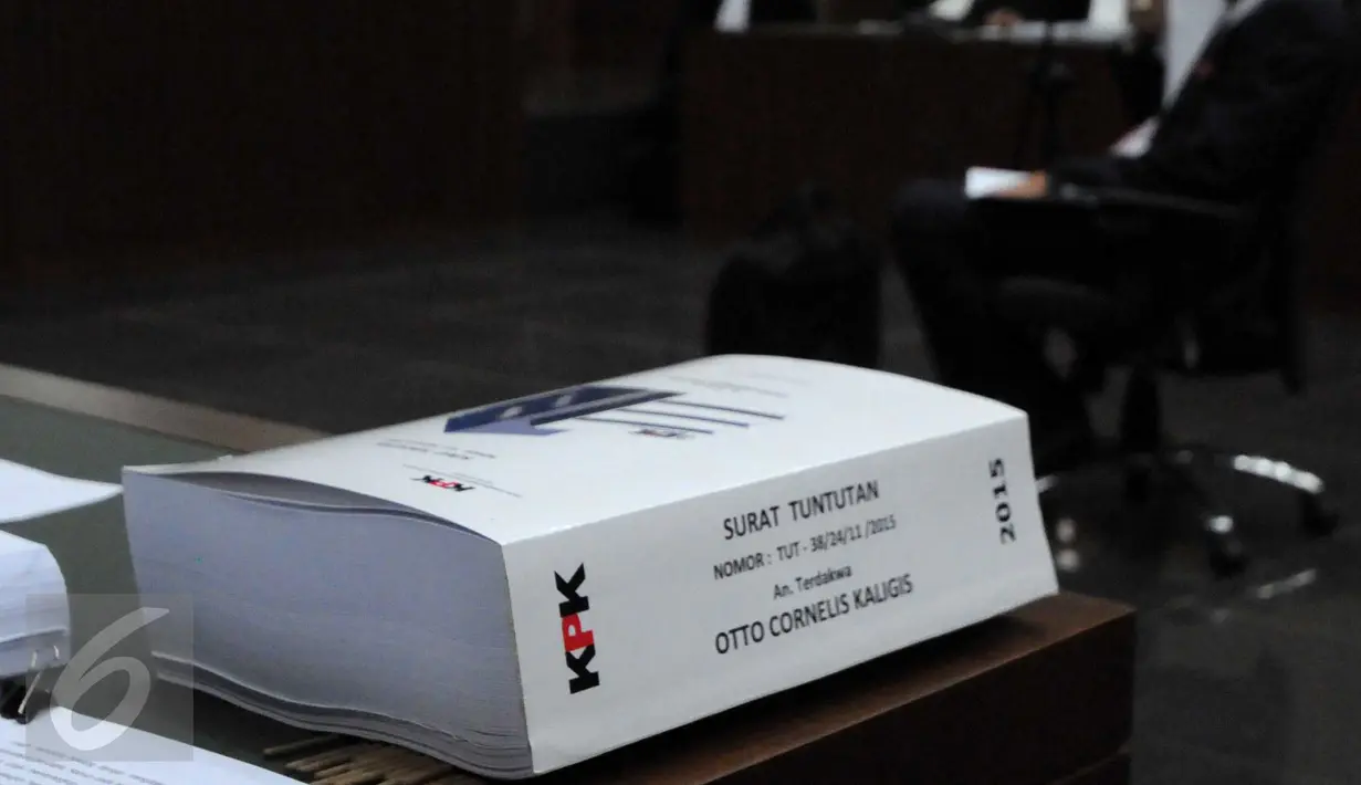 Surat tuntutan terdakwa OCKaligis di sidang pembacaan tuntutan di Pengadilan Tipikor, Jakarta, Rabu (18/11/2015). JPU KPK menuntut Kaligis dengan pidana 10 tahun penjara dan denda sebesar Rp500 juta subsider 4 bulan kurungan. (Liputan6.com/Helmi Afandi) 