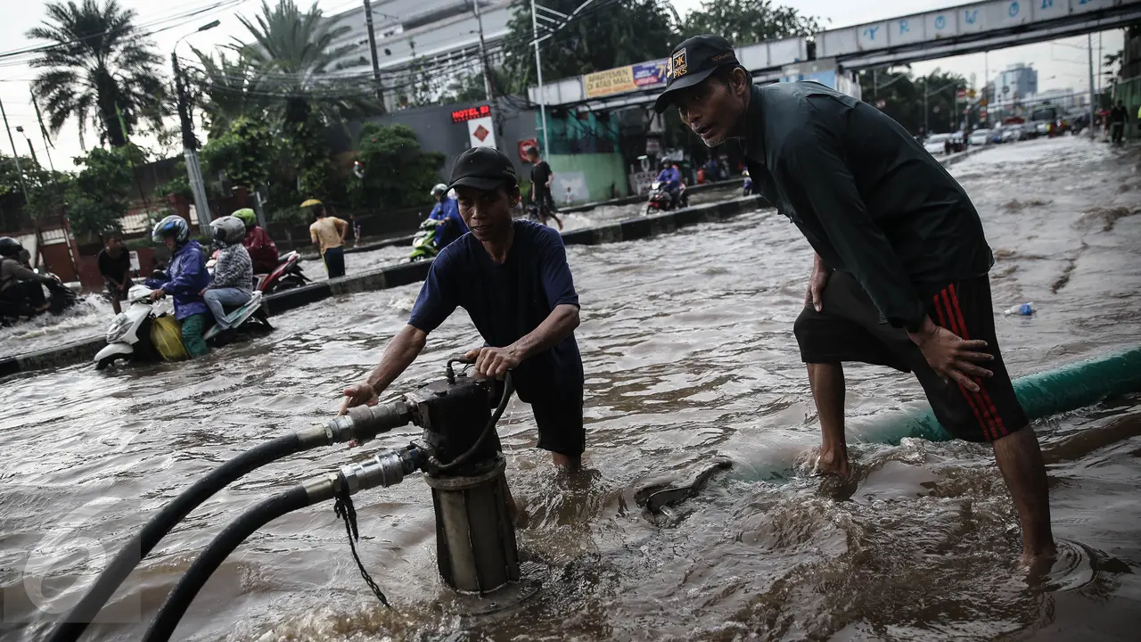 20160421-Banjir Hambat Laju Kendaraan di Depan Ancol-Jakarta