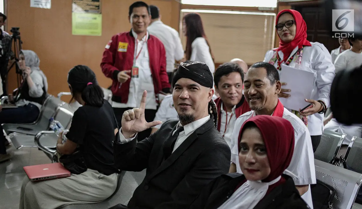 Musikus Ahmad Dhani berpose saat difoto awak media jelang mengikuti sidang kasus ujaran kebencian  di PN Jakarta Selatan, Senin (23/4). (Liputan6.com/Faizal Fanani)