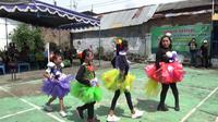 Sosialisasi zero sampah anorganik direspons dengan perhelatan fashion show pakaian sampah plastik di Tukangan Yogyakarta, Minggu (29/1/2023).