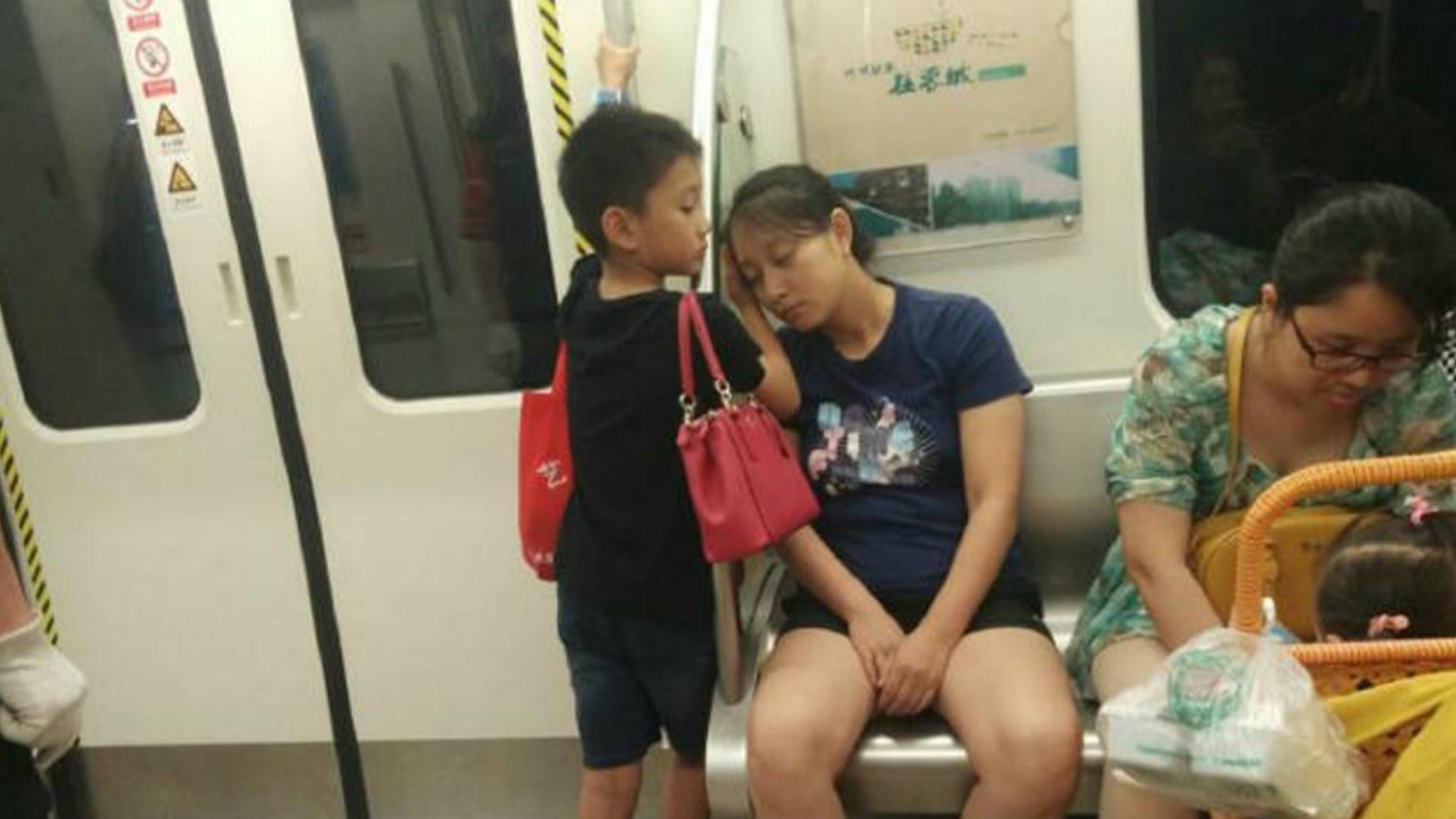 Bocah mulia yang fotonya menjadi viral. (Weibo)