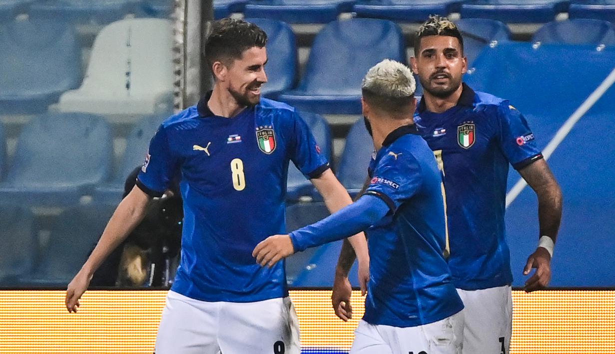 Gelandang Italia, Jorginho (kanan) bersama Lorenzo Insigne dan Emerson, merayakan gol dalam laga UEFA Nations League Grup A1 melawan Polandia di Stadion Mapei, Italia, Senin (16/11/2020) dini hari WIB. Italia menang 2-0 atas Polandia. (AFP/Miguel Medina).