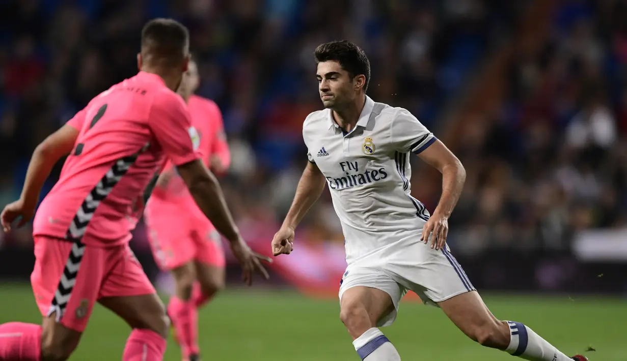 Enzo Fernandez (kanan) menghadapi bek Cultural Leonesa, Angel Bastos saat laga leg kedua babak 32 besar Copa del Rey di Santiago Bernabeu, Kamis (1/12). Enzo berhasil mencetak gol dalam debut di tim utama Real Madrid (AFP PHOTO / Javier Soriano)