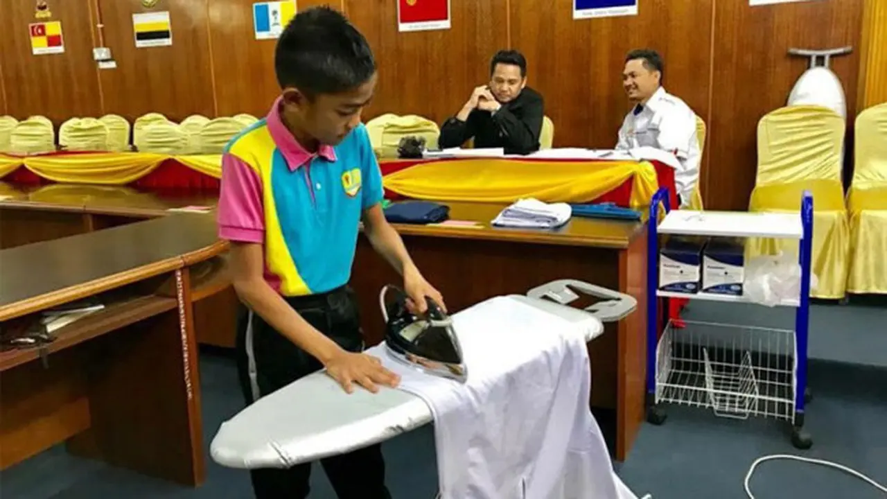 Viral Tes Masuk Sekolah Unik, Siswa Diuji Setrika Pakaian