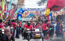 Ribuan Warga Padati Festival Perang Air Riau di Selatpanjang, Meriahkan Imlek 2577