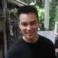 Baim Wong saat melayat almarhum Mike Mohede di rumah duka di kawasan Bintaro, Tangsel, Senin (1/8). (Liputan6.com/Herman Zakharia)