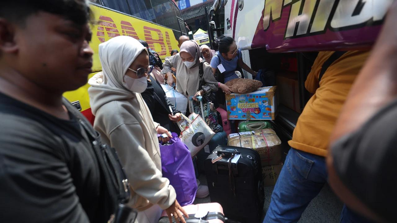 FOTO: Pemudik Padati Terminal Kampung Rambutan Menjelang Lebaran