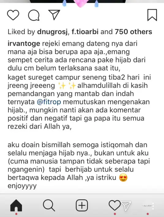 "Kaget sureget campur seneng tiba2 hari ini jreeng jreeng.. Alhamdulillah di kasih pemandangan yang mantab dan indah ternyata @fitrop memutuskan mengenakan hijab.," tulisnya. (instagram/fitrop)