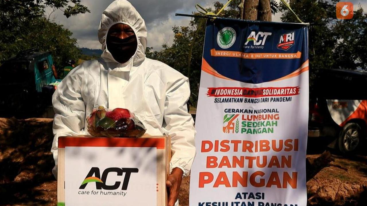 Petugas penggali makam jenazah pasien Covid-19 menerima bantuan pangan dari ACT