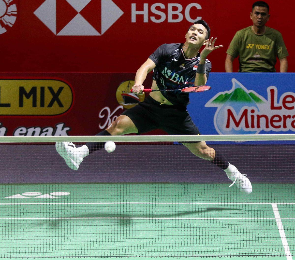 Tunggal putra Indonesia, Jonatan Christie saat bertanding melawan wakil Malaysia, Leong Jun Hao dalam babak 32 besar Indonesia Open 2024 di Istora Senayan, Jakarta, Rabu (5/6/2024). Jonatan Christie, satu-satunya tunggal putra Indonesia yang masih tersisa