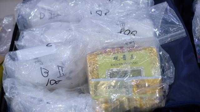 Tim Gabungan Bea Cukai Batam, bekerja sama dengan Polresta Barelang dan Polsek Bandara Hang Nadim