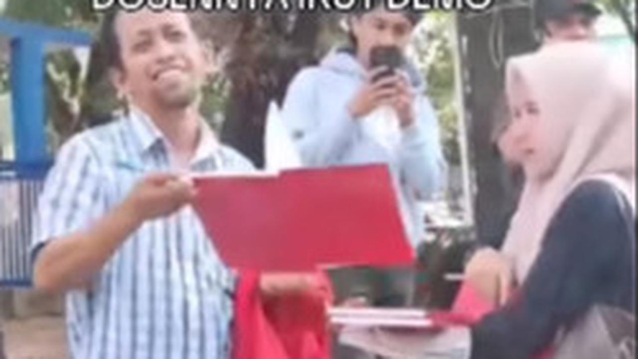 Dosen Diburu Mahasiswa Cari Tandatangan Padahal Lagi Ikut Demontrasi RUU Pilkada, Aksinya jadi Sorotan