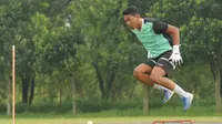 Kiper Yogi Triana bergabung latihan dengan Arema FC, di Malang, Rabu (27/12/2017). (Bola.com/Iwan Setiawan)