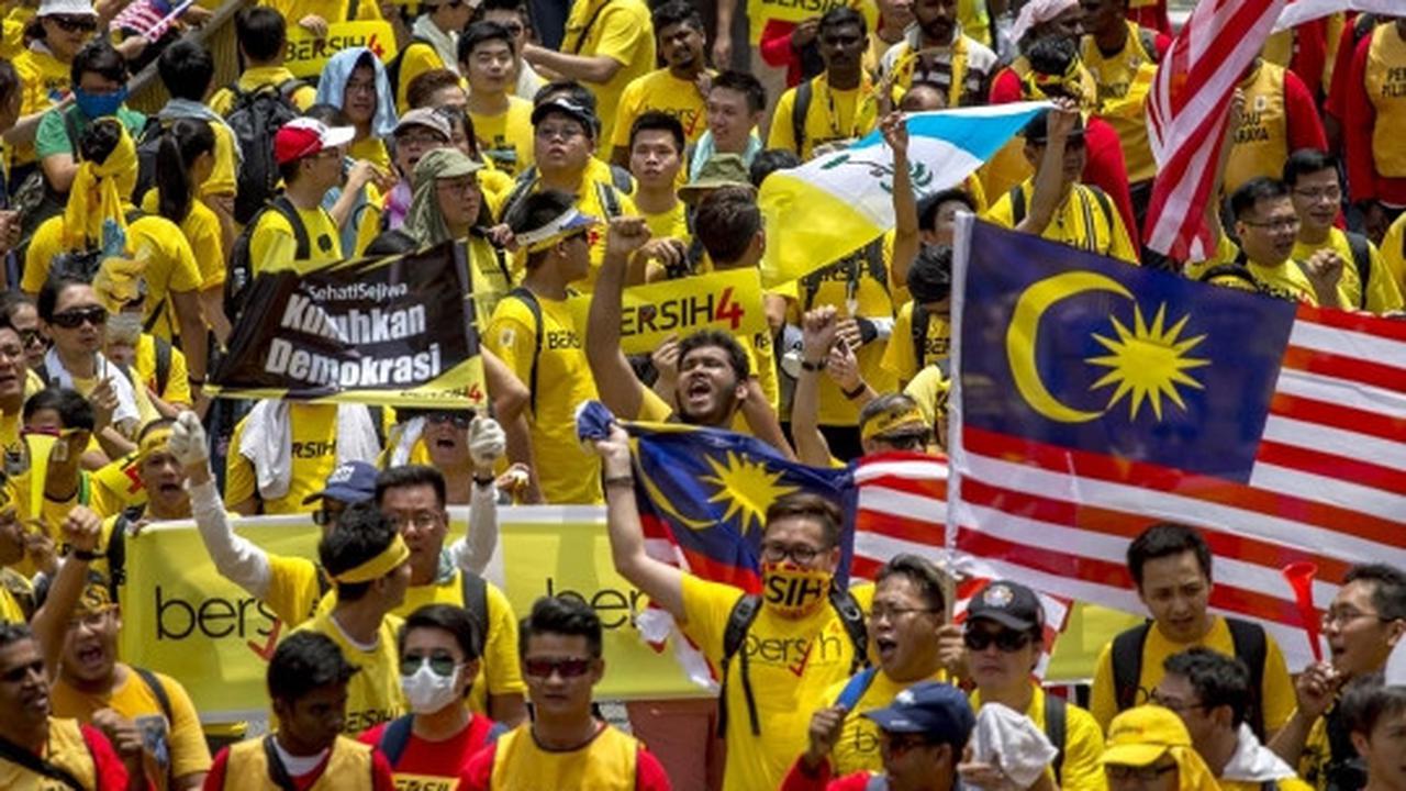 Ribuan warga Malaysia turun ke jalan tuntut Najib Razak mundur