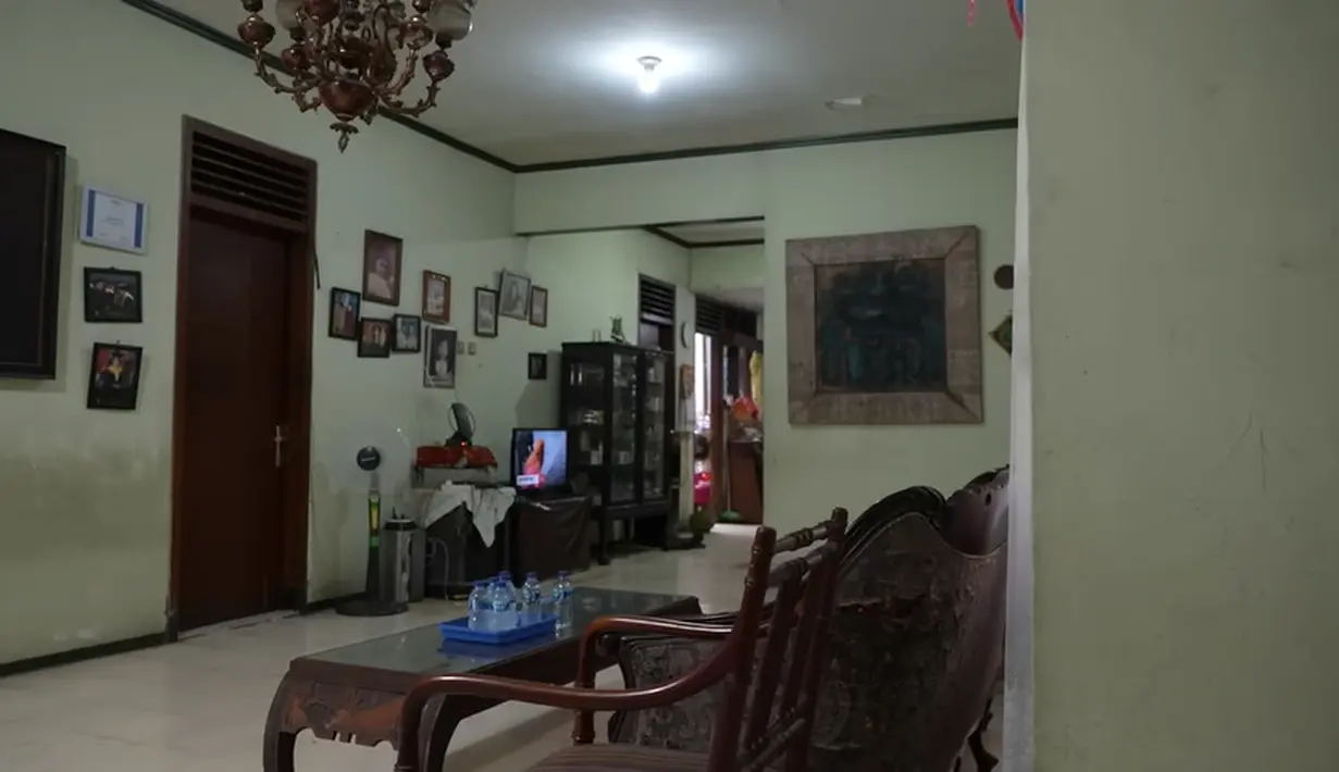 Sara dan Wisnu melihat rumah masa kecilnya tidak banyak berubah. Begitu juga tata letak parabotnya yang masih di tempat seperti  dulu. [Youtube/Sara Wijayanto]