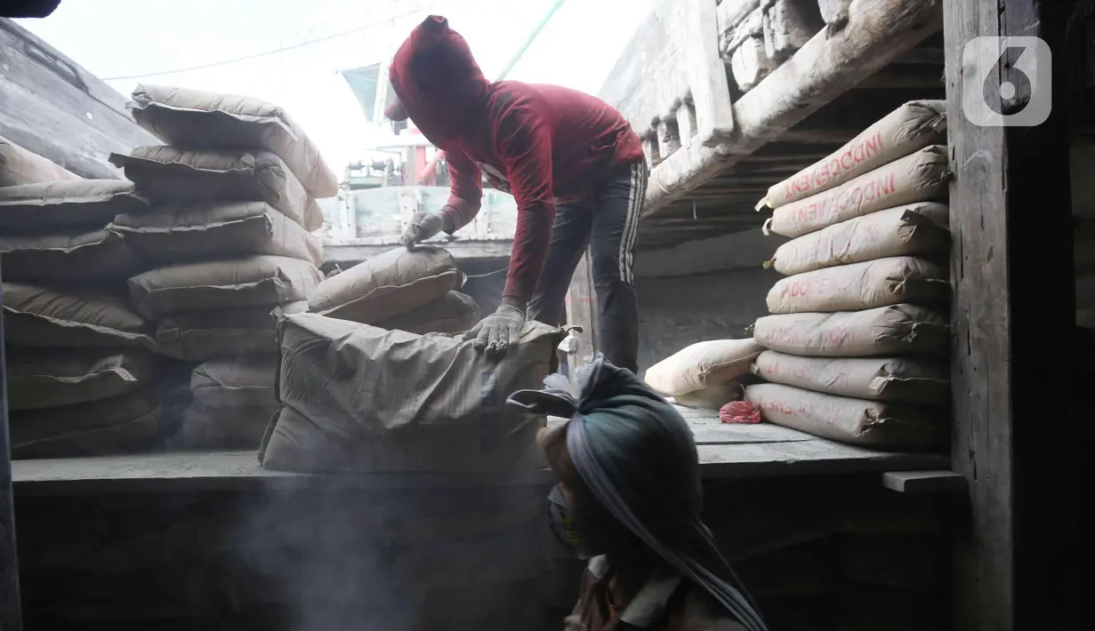 Pekerja tengah melakukan bongkar muat semen di pelabuhan Sunda Kelapa, Jakarta, Kamis (6/1/2022). Tahun 2022 dinilai akan menjadi tahun yang lebih baik bagi industri semen. (Liputan6.com/Angga Yuniar)