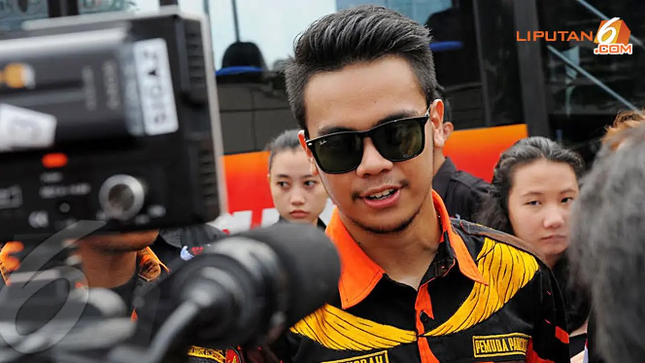 reza-smash-140219b.jpg