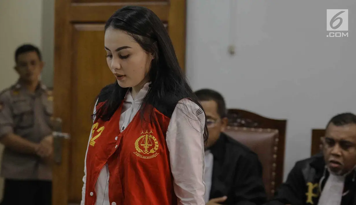 Aktris Jeniffer Dunn saat menjalani sidang perdana penyalahgunaan narkoba di PN Jakarta Selatan, Kamis (5/4). Penangkapan Jennifer Dunn tersebut berdasarkan pengembangan penangkapan tersangka kasus narkoba berinisial FS. (Liputan6.com/Faizal Fanani)