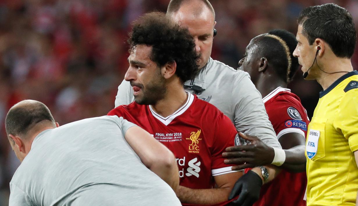 Ekspresi Mohamed Salah usai cedera saat melawan Real Madrid pertandingan final Liga Champions di Stadion NSK Olimpiyskiy, Ukraina (26/5). Salah mengalami cedera bahu usai berebut bola dengan bek Real Madrid Sergio Ramos. (AP/Pavel Golovkin)