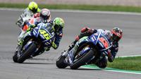 Valentino Rossi (kiri) mengakui Maverick Vinales jauh lebih cepat darinya pada balapan MotoGP Jerman, Minggu (2/7/2017). (EPA/Filip Singer)