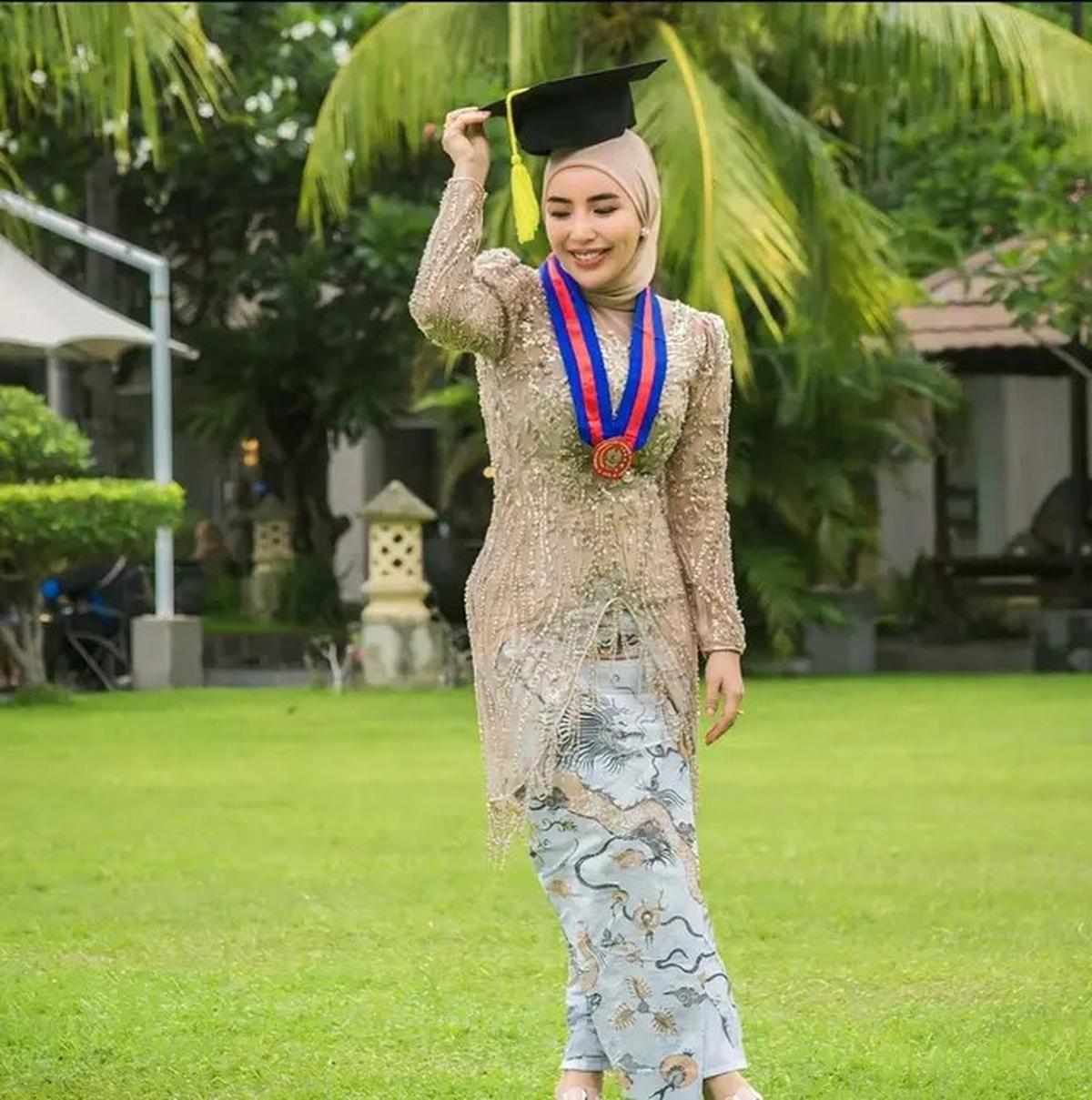 7 Potret Nurul Kamaria Lulus Kuliah di NTB, Angga Wijaya Ikut Bangga