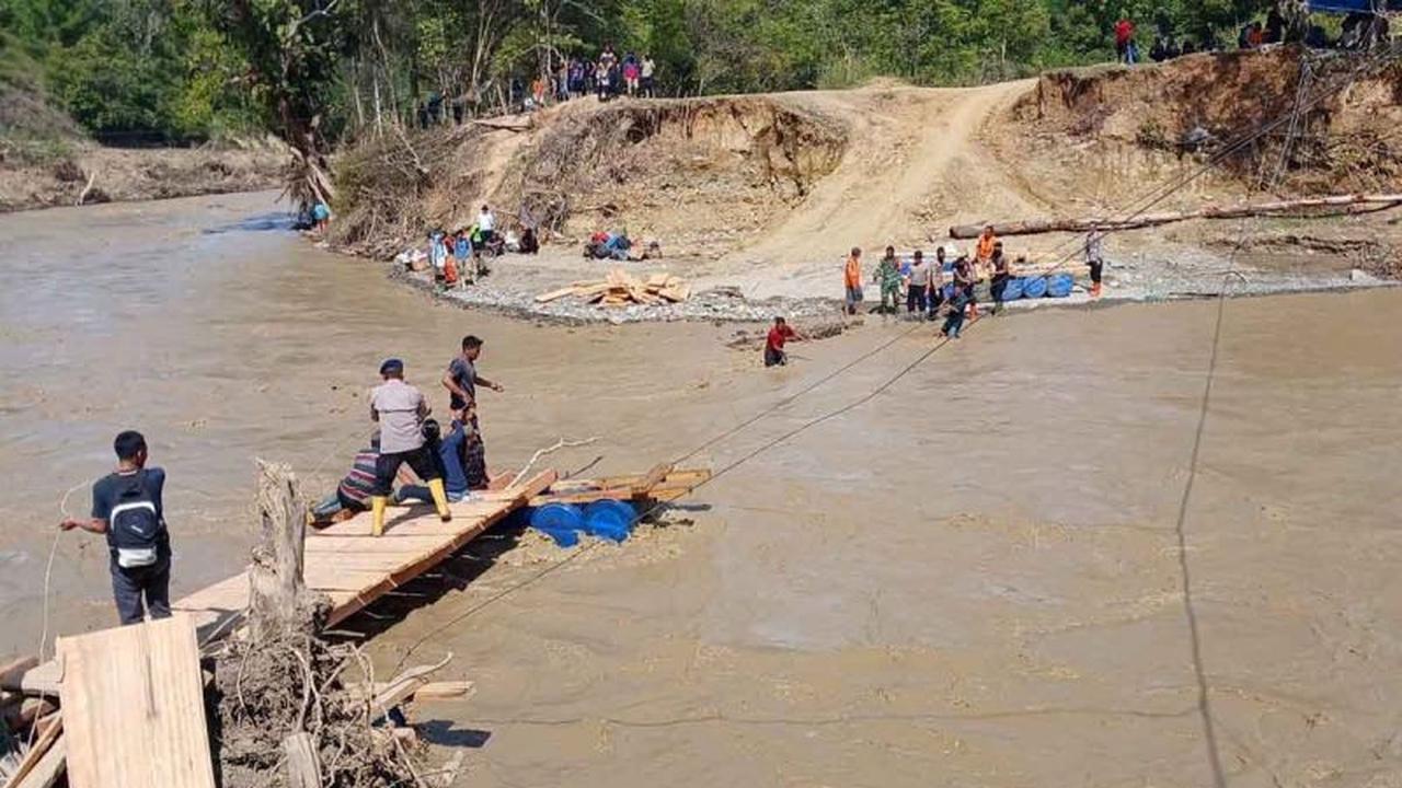 Sinergi Polri, TNI, dan Masyarakat Bangun Jembatan Darurat Aceh Tengah Pasca Banjir