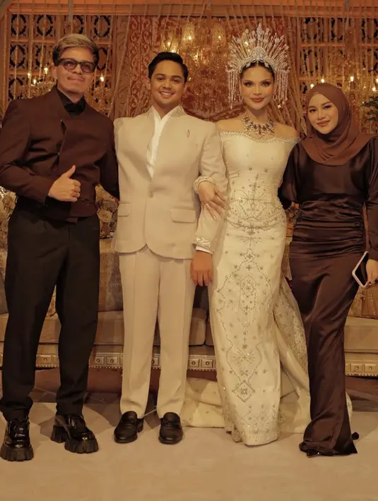 Aurel Hermansyah kompak bersama Atta mengenakan baju coklat. Aurel tampil dengan long dress lengan panjang shining dipadukan kerudung coklat polos. [@aurelie.hermansyah]