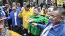 Ketua Umum Partai Golkar Airlangga Hartarto, Ketua Umum Partai Amanat Nasional (PAN) Zulkifli Hasan dan Ketua Umum PPP Suharso Monoarfa yang tergabung dalam Koalisi Indonesia Bersatu (KIB) saat jalan bersama menuju Gedung KPU RI, Jalan Imam Bonjol, Jakarta Pusat, Rabu (10/8/2022). Kedatangan ketiga petinggi KIB tersebut terlihat mesra saat jalan bersama menuju Gedung KPU. (merdeka.com/Iqbal S Nugroho)