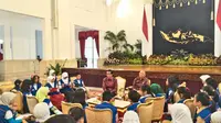 Presiden Jokowi saat diwawancarai puluhan reporter cilik di Istana Negara, Jakarta, Selasa (20/10/2015). (Liputan6.com/Luqman Rimadi)