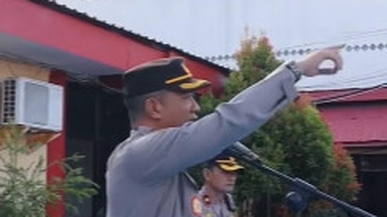 "Satu lagi saya mau ngecek Provos. Kau jangan lari dari tanggung jawab, coba kau ke sini Tri," ujar Kapolres memanggil Provos. <br>