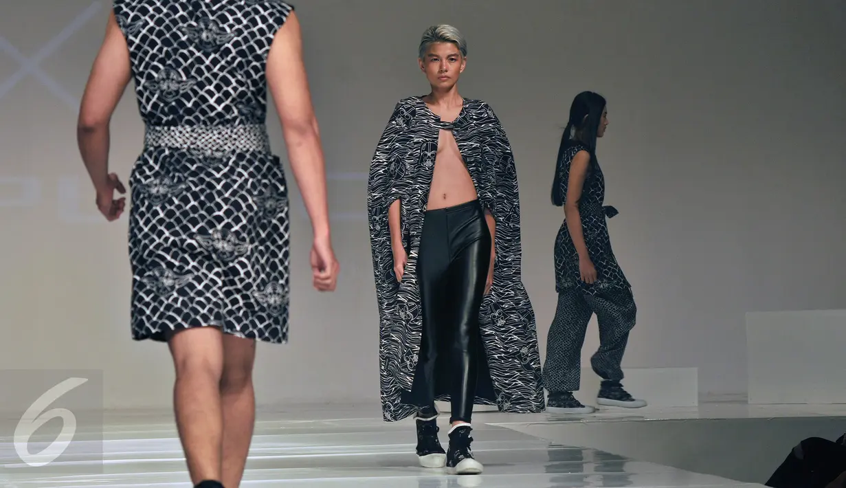 Seorang model membawakan busana Populo Batik karya Desainer Bai Soemarlono dan Joseph Lim pada Fashion Show yang di selenggarakan di Senayan City, (3/6). Uniknya perpaduan busana batik dengan kostum yang ada di film star wars. (Liputan6.com/Johan Tallo)