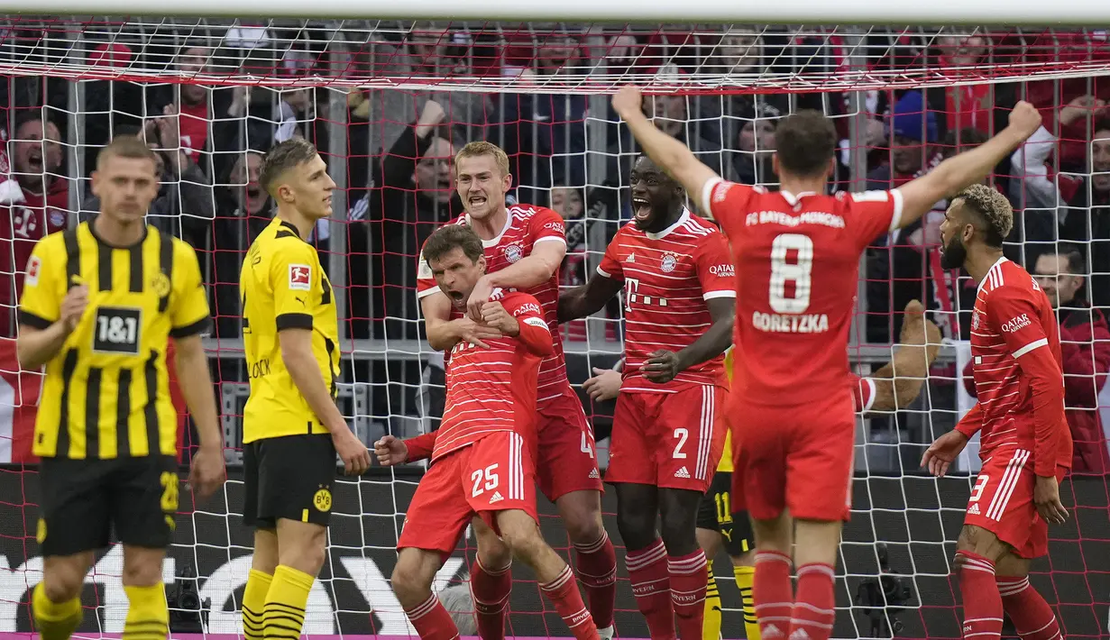 <p>Pemain Bayern Munchen merayakan gol yang dicetak oleh Thomas Muller (tengah) pada laga pekan ke-26 Liga Jerman 2022/2023 melawan Borussia Dortmund di Allianz Arena, Munchen, Jerman, Minggu (02/04/2023) WIB. Die Roten menang dengan skor 4-2.&nbsp;(AP Photo/Matthias Schrader)</p>