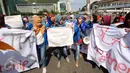 Sejumlah mahasiswi yang tergabung dalam Kopri PB PMII melakukan aksi di Bundaran HI, Jakarta, Minggu (13/3/2016). Dalam aksinya, mereka berjalan sambil membentangkan spanduk penolakan kebijakan tentang pemberlakukan TPP. (Liputan6.com/Helmi Fithriansyah)