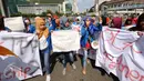 Sejumlah mahasiswi yang tergabung dalam Kopri PB PMII melakukan aksi di Bundaran HI, Jakarta, Minggu (13/3/2016). Dalam aksinya, mereka berjalan sambil membentangkan spanduk penolakan kebijakan tentang pemberlakukan TPP. (Liputan6.com/Helmi Fithriansyah)