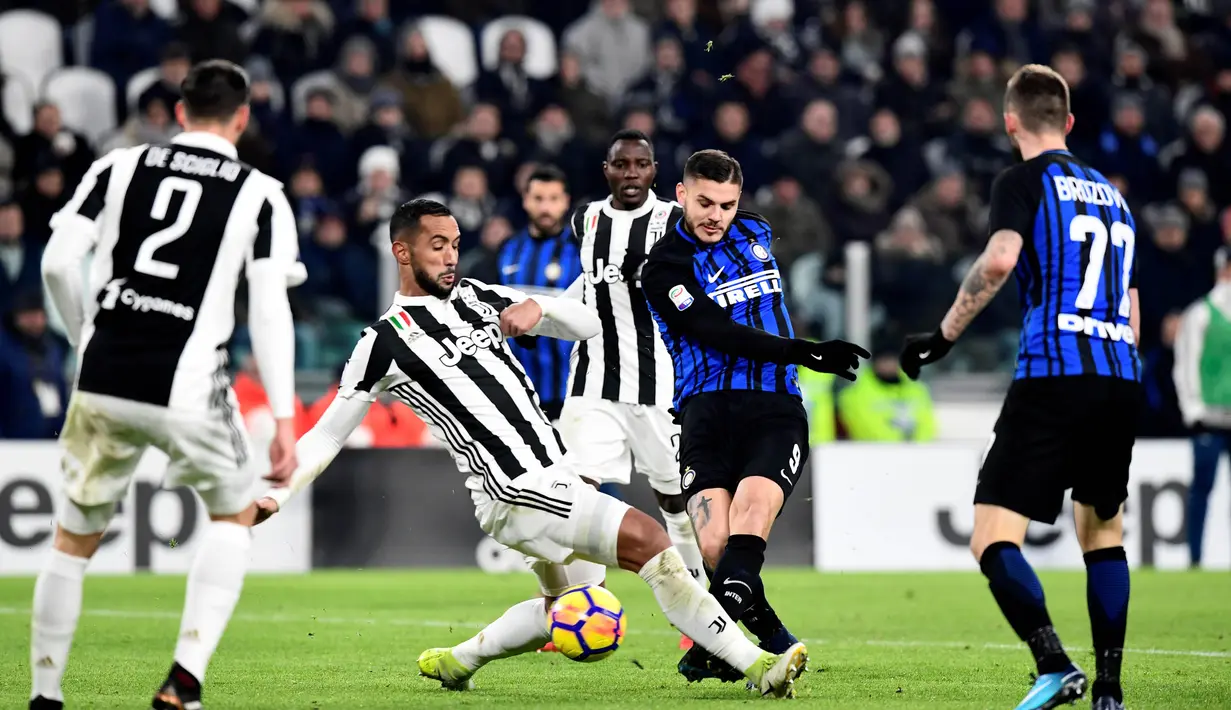 Kapten Inter Milan, Mauro Icardi, melepaskan tendangan ke gawang Juventus pada laga Serie A di Stadion Allianz, Turin, Minggu (10/12/2017). Juventus bermain imbang 0-0 dengan Inter Milan. (AFP/Miguel Medina)