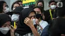 Tangis saat pelepasan salah satu tenaga kesehatan yang meninggal akibat terpapar COVID-19 di RSDC Wisma Atlet, Jakarta, Rabu (23/2/2022). Pelepasan jenazah Tiur Octavia yang meninggal setelah dirawat di RS Persahabatan dihadiri ratusan rekan tenaga kesehatan RSDC. (Liputan6.com/Faizal Fanani)