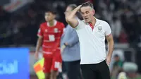 Pelatih Timnas Indonesia, John Herdman, saat mendampingi skuadnya pada pertandingan melawan St. Kitts and Nevis dalam ajang FIFA Series di SUGBK, Jakarta, Jumat (27-3-2026). (Bola.com/Muhammad Iqbal Ichsan)