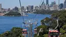 Pemandangan pelabuhan Sydney dari Sky Safari Kebun Binatang Taronga di Sydney (18/10/2021). Kebun binatang Taronga membuka kembali pintunya bagi pengunjung yang divaksinasi setelah pencabutan pembatasan penguncian Sydney. (AFP/Saeed Khan)