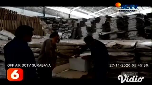 Proses sortir dan pelipatan surat suara pilkada di Gudang Logistik KPU Banyuwangi mulai dilakukan. Setidaknya 100 warga yang mayoritas terdiri dari ibu-ibu rumah tangga dilibatkan pada proses ini dengan tetap menerapkan protokol kesehatan yang ketat.