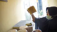 Masitah membuka usaha pembuatan kue kering dan kue lapis di rumahnya, di Jalan Adi Sucipto, Kabupaten Kubu Raya, Kalimantan Barat. (Liputan6.com/ Aceng Mukaram)