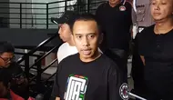 Kasat Resnarkoba Polres Metro Jakarta Barat, AKBP Indrawienny Panjiyoga menjelaskan penangkapan Epy Kusnandar terkait kasus penyalahgunaan narkoba di Polres Metro Jakarta Barat, Jumat (10/5/2024) malam. (Dok. via M. Altaf Jauhar)