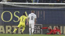 Gelandang Villarreal, Gerard Moreno mencetak gol lewat titik penalti selama pertandingan lanjutan La Liga Spanyol di Estadio De La Ceramica di Villareal, Spanyol, Sabtu (7/1/2023). Kemenangan ini mengantar Villarreal naik ke peringkat lima usai mengoleksi 27 poin. (AP Photo/Alberto Saiz)