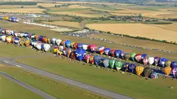 Ratusan balon udara bersiap untuk diterbangkan di pangkalan udara Chambley-Bussieres, Perancis, (26/7/2015). Festival 'Lorraine Mondial Air Ballons' sudah ada sejak 1989 rutin digelar setiap tahun selama sepuluh hari. (AFP/JEAN-CHRISTOPHE VERHAEGEN)