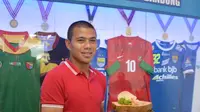 Striker Persib Bandung, Tantan membuka Waoreng Tantan 82 di Lembang. 